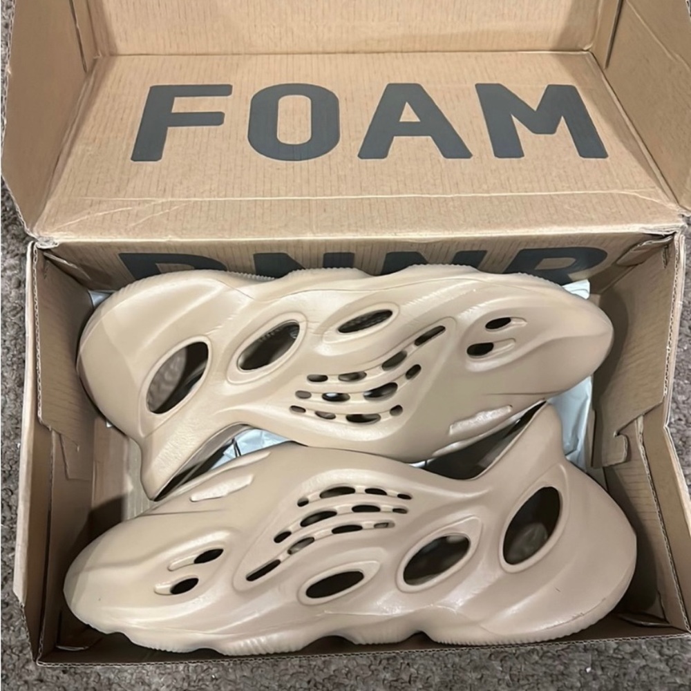 Ochre Yeezy foam runners size 8 in men